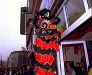 1998-22 West-Kruiskade: viering Chinees Nieuwjaar.De Chinese draak neemt het kropje sla (symbool van geluk) en de ...