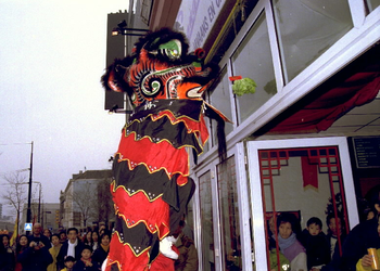 1998-23 West-Kruiskade: viering Chinees Nieuwjaar.De Chinese draak neemt het kropje sla (symbool van geluk) en de ...
