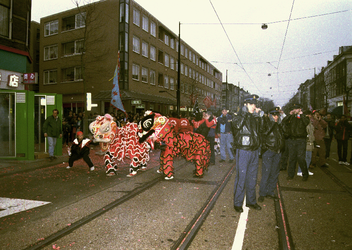 1998-24 West-Kruiskade: viering Chinees Nieuwjaar.Twee Chinese draken.