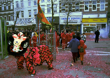 1998-27 West-Kruiskade: viering Chinees Nieuwjaar.De Chinese draak.