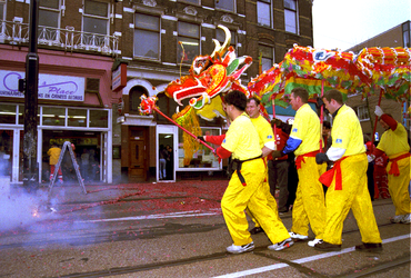 1998-31 West-Kruiskade: viering Chinees Nieuwjaar.Formering van een lange Chinese draak.