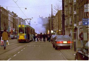 1998-33 West-Kruiskade: viering Chinees Nieuwjaar.Rookwolken van het afsteken van het Chinese vuurwerk.