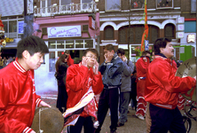 1998-34 West-Kruiskade: viering Chinees Nieuwjaar.Rookwolken van het afsteken van het Chinese vuurwerk.