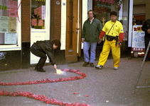 1998-41 West-Kruiskade: viering Chinees Nieuwjaar.Afsteken van vuurwerk.