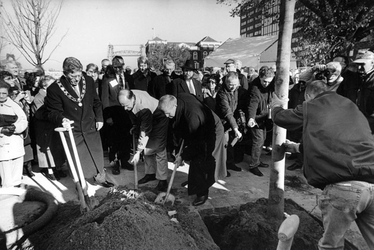 1998-615 Boomplanten bij monument, Burgemeester Peper plant de eerste van een aantal zilverlinden bij het monument van ...