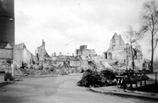 1998-935 Gezicht op de door het Duitse bombardement van 14 mei 1940 getroffen Nieuwehaven, bij hoek van de Slepersvest. ...