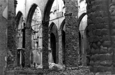 1998-956 Gezicht in de door het Duitse bombardement van 14 mei 1940 getroffen interieur van de Sint -Laurenskerk aan ...