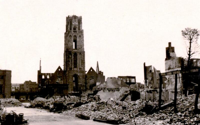 1998-962 Gezicht op de door het Duitse bombardement van 14 mei 1940 getroffen Bagijnenstraat uit het westen. Verder de ...