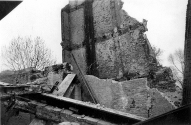 1998-972 Gezicht op de door het Duitse bombardement van 14 mei 1940 getrofffen Hugo de Grootstraat. Restanten van de ...