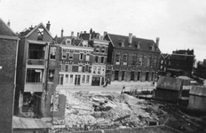 1998-979 Gezicht op de door het Duitse bombardement van 14 mei 1940 getroffen Molenwaterweg. Restanten van huizen en ...