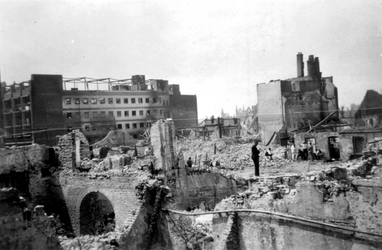1998-998 Gezicht op de door het Duitse bombardement van 14 mei 1940 getroffen omgeving van de Kipstraat met links ...
