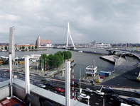 1999-735 Gezicht op de Nieuwe Maas met de Erasmusbrug. Op de voorgrond de brug over de Leuvehaven en het Leuvehoofd.