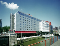 1999-736 Gezicht op de Leuvehaven met Hotel Intel en het Imax-theater vanaf de brug over de Leuvehaven uit zuidelijke ...