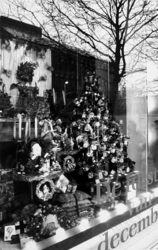 2000-1054-19 De kerstetalage van de Bijenkorf in de Van Oldenbarneveltstraat. Gespiegeld: het kantoorgebouw van ...
