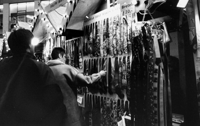 2000-1054-26 De kerstmarkt op het Binnenwegplein: stropdassen in kerstsfeer.