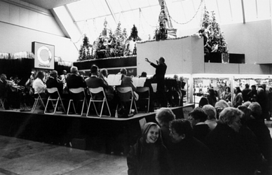 2000-1054-6 In het winkelcentrum Oosterhof brengt het orkest Soreo kerstmuziek ten gehore.