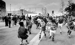 2000-1088 Kinderen doen mee aan een prestatieloop tijdens de opening van het Rosepark.