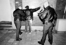 2000-500 26 november 1999De politie controleert iedereen in de Millinxbuurt op het bezit van wapens.Op de foto wordt ...