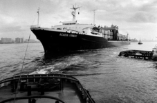 2000-609 Het slepen van het containerschip de Acadia Forest' op de Nieuwe Waterweg, gezien van een van de sleepboten.