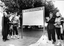 2000-652 8 september 1998Wethouder Herman van den Muijsenberg onthult samen met de fietsploeg van Leontien van Moorsel ...
