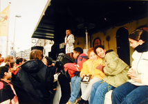 2000-709 28 november 1998Zangeres Corrie Konings treedt op tijdens de heropening van de Noorderboulevard.