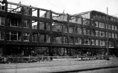 2000-71 Gezicht in de door het Duitse bombardement van 14 mei 1940 getroffen Schieweg. Restanten van gebouwen. Als ...