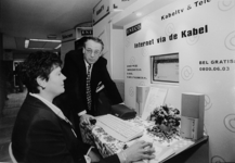 2000-719 3 november 1998Een medewerker van het energiebedrijf Eneco demonstreert in het combihuis De Meerweide de ...