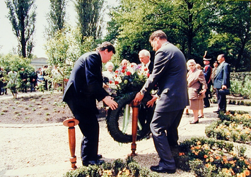2000-738 4 mei 1999Burgemeester Ivo Opstelten legt een krans bij een oorlogsmonument op de Algemene Begraafplaats te ...