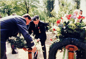 2000-739 4 mei 1999Burgemeester Ivo Opstelten legt een krans bij een oorlogsmonument op de Algemene Begraafplaats te ...