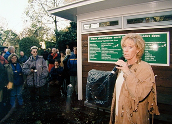 2000-780 20 november 1999Zangeres en actrice Joke Bruijs opent een nieuw verblijf van Vogelklas Karel Schot aan het ...
