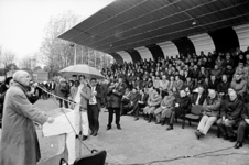 2000-789 5 november 1999Wethouder Herman Meijer houdt op het Sportcomplex Essenburgsingel een toespraak ter gelegenheid ...