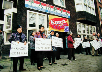 2000-820 10 maart 1997Chinezen demonstreren bij het Chinees Trefcentrum aan de Graaf Florisstraat, waar wethouder Hans ...