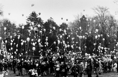 2000-922 Leerlingen van de Nieuwe Park Rozenburgschool laten ballonnen op bij de speeltuin aan de Honingerdijk.