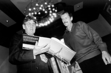 2000-932 November 1996. Burgemeester dr. A. Peper ontvangt van fotograaf Paul Martens het eerste exemplaar van het ...