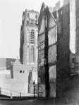 2001-1216 Gezicht op de toren van de Sint-Laurenskerk. Op de voorgrond de Delftsevaart bij de Krattenbrug, het z.g. ...