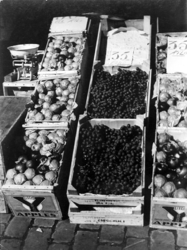 2001-1257 Op de markt. Kistjes met fruit.