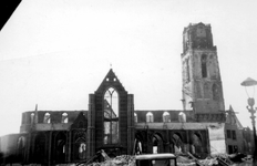 2001-1290 Gezicht op de door het Duitse bombardement van 14 mei 1940 getroffen Sint -Laurenskerk aan het Grotekerkplein.