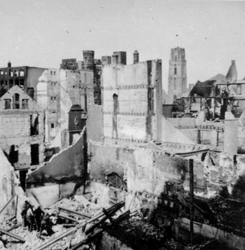 2001-1295 Gezicht op de door het Duitse bombardement van 14 mei 1940 getroffen Coolsingel met op de voorgrond de ...