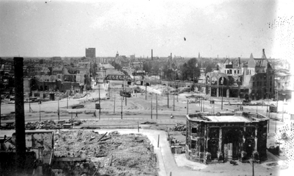 2001-1327 Gezicht op de door het Duitse bombardement van 14 mei 1940 getroffen omgeving van het Hofplein.. De Delftse ...