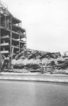 2001-1335 Gezicht op de door het Duitse bombardement van 14 mei 1940 getroffen warenhuis de Bijenkorf aan de ...