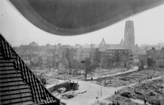 2001-1339 Gezicht vanaf het stadhuis op de Delftsevaart en de Raambrug,met verwoeste huizen en gebouwen als gevolg van ...