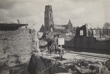 2001-1351 Gezicht op de door het Duitse bombardement van 14 mei 1940 getroffen omgeving van de Sint-laurenskerk. Op de ...