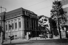 2001-1362 Gezicht op de door het Duitse bombardement van 14 mei 1940 getroffen zuidelijke gevel van het postkantoor aan ...
