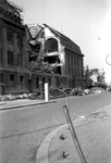 2001-1364 Gezicht op de door het Duitse bombardement van 14 mei 1940 getroffen zuidelijke gevel van het postkantoor aan ...