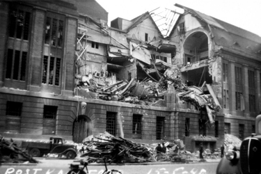 2001-1367 Gezicht op de door het Duitse bombardement van 14 mei 1940 getroffen zuidelijke gevel van het postkantoor aan ...