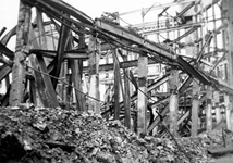 2001-1374 Gezicht op de door het Duitse bombardement van 14 mei 1940 getroffen voorgevel van magazijn Bervoets aan de ...