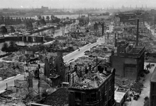 2001-1381 Gezicht op de door het Duitse bombardement van 14 mei 1940 getroffen omgeving van de Leuvehaven en de ...