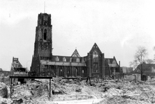 2001-1384 Restanten van de Sint-Laurenskerk en verwoeste omgeving, na het Duitse bombardement van 14 mei 1940. De Sint ...