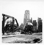 2001-1385-1 Restanten van de Sint-Laurenskerk en omgeving, na het Duitse bombardement van 14 mei 1940. De Sint ...