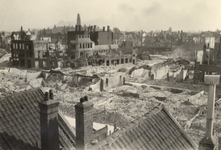 2001-1388 Puinresten na het bombardement van 14 mei 1940. Beschadigde huizen aan de Almondestraat, de Schoterbosstraat, ...